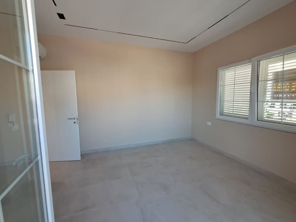 JEPET ME QIRA AMBJENT BIZNESI 129 M² NË DURRËS