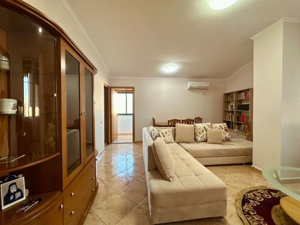 In affitto Apt 2+1+2, presso “Gjimnazi Partizani”, 800 €!