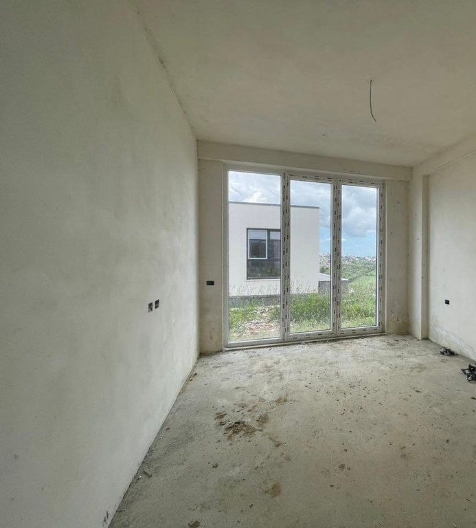 APPARTAMENTO 3+1+2 CON CORTILE IN VENDITA A LIQENI I FARKES 303,000 €