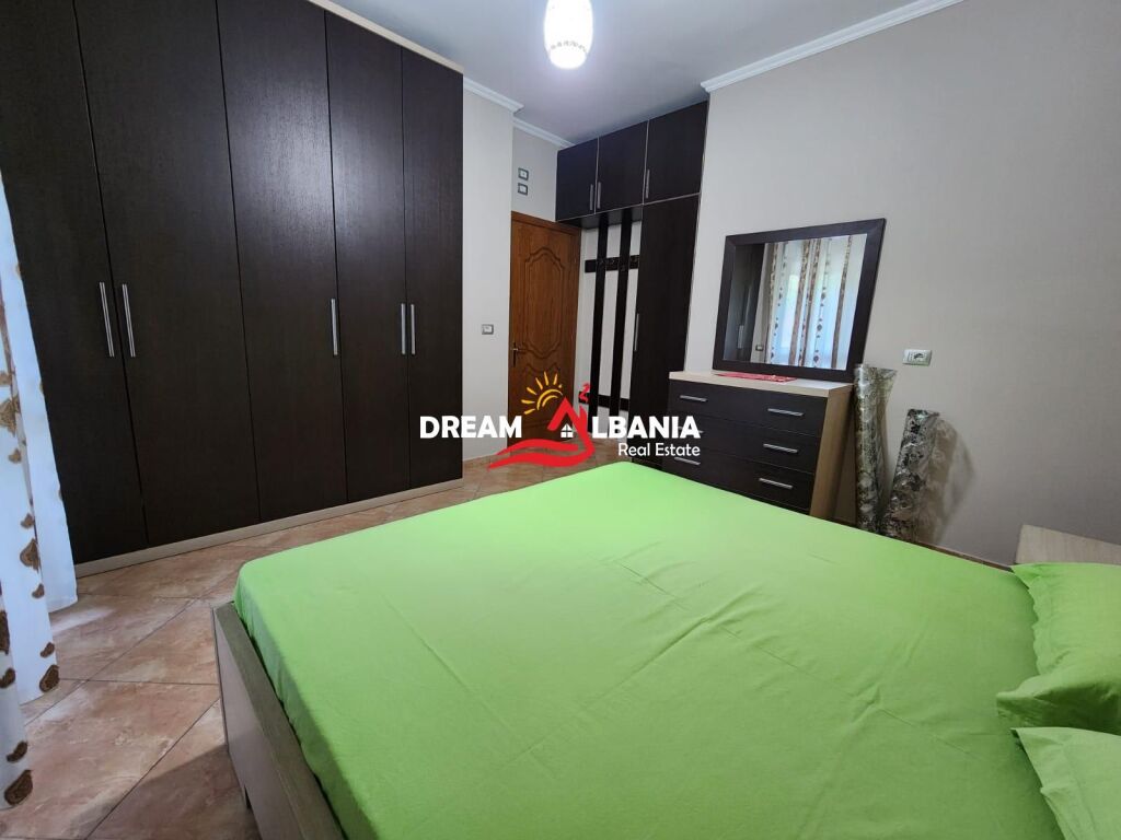 Jepet apartament 2+1+2  me qera tek Rruga e Kavajes afer Xhamise.(ID 42215558)