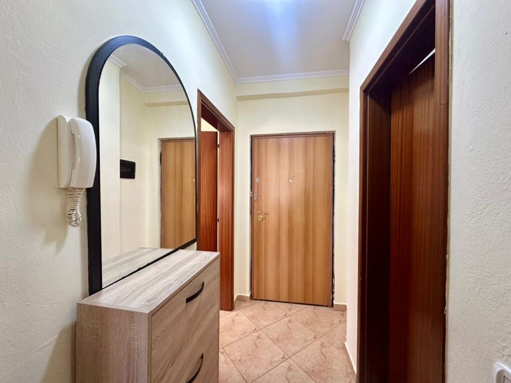 In affitto Apt 2+1+2, presso “Gjimnazi Partizani”, 800 €!