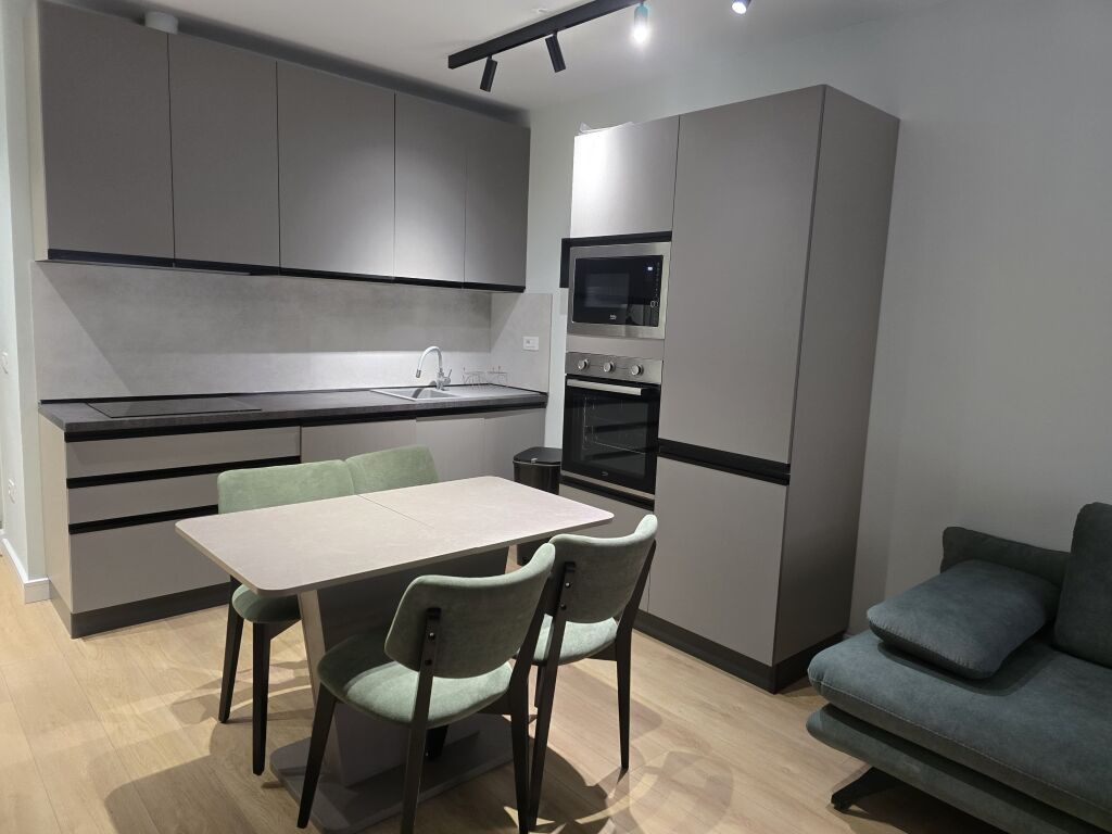 Apartament 1+1 per qira te Komuna e Parisit