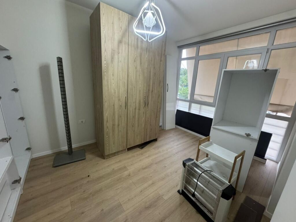 Shitet Apartament 2+1+1 te Liqeni i Tiranes