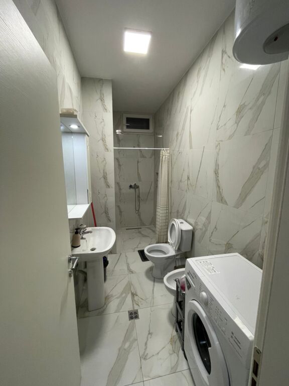 🏢In the 5 Maj area, Kompleksi Inerti offers for rent a 2+1 apartment, furnished 50,000Leke