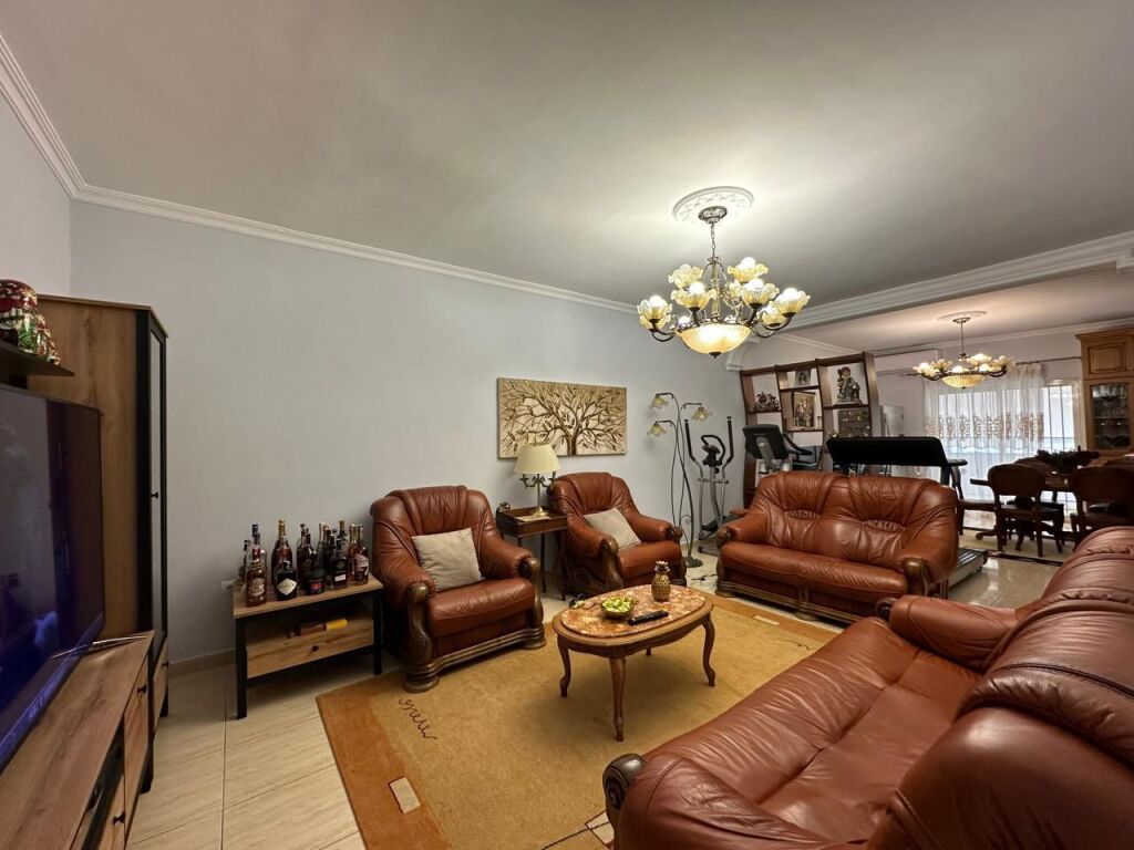 Jepet me qera apartament 3+1 ne Vasil Shanto