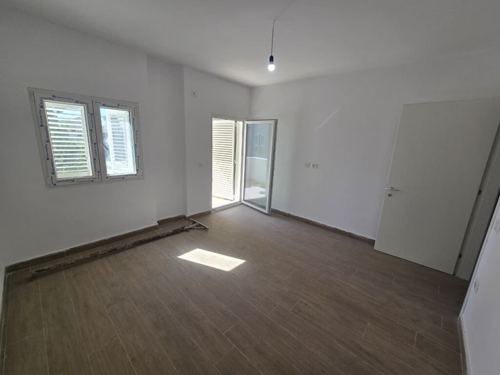 Shitet Apartament 1+1 me Ballkon ne Selite