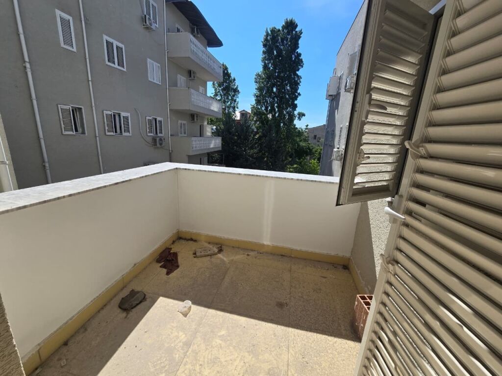 Shitet Apartament 1+1 me Ballkon ne Selite