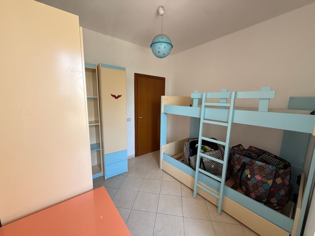 Shitet apartament 2+1 ne plazh