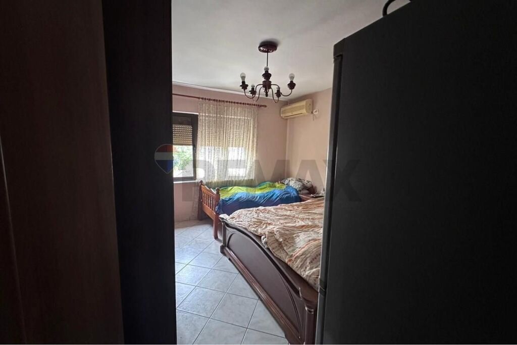Shitet Apartament 1+1 tek Materniteti i Ri !