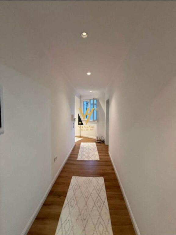 SHITET VILE DY KATESHE NE KINOSTUDIO 230.000 EURO