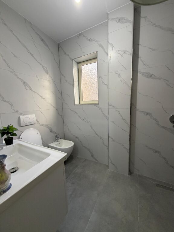 🏡 Jepet me qera apartament 2+1+2 pranë Gjykata e Durrësit