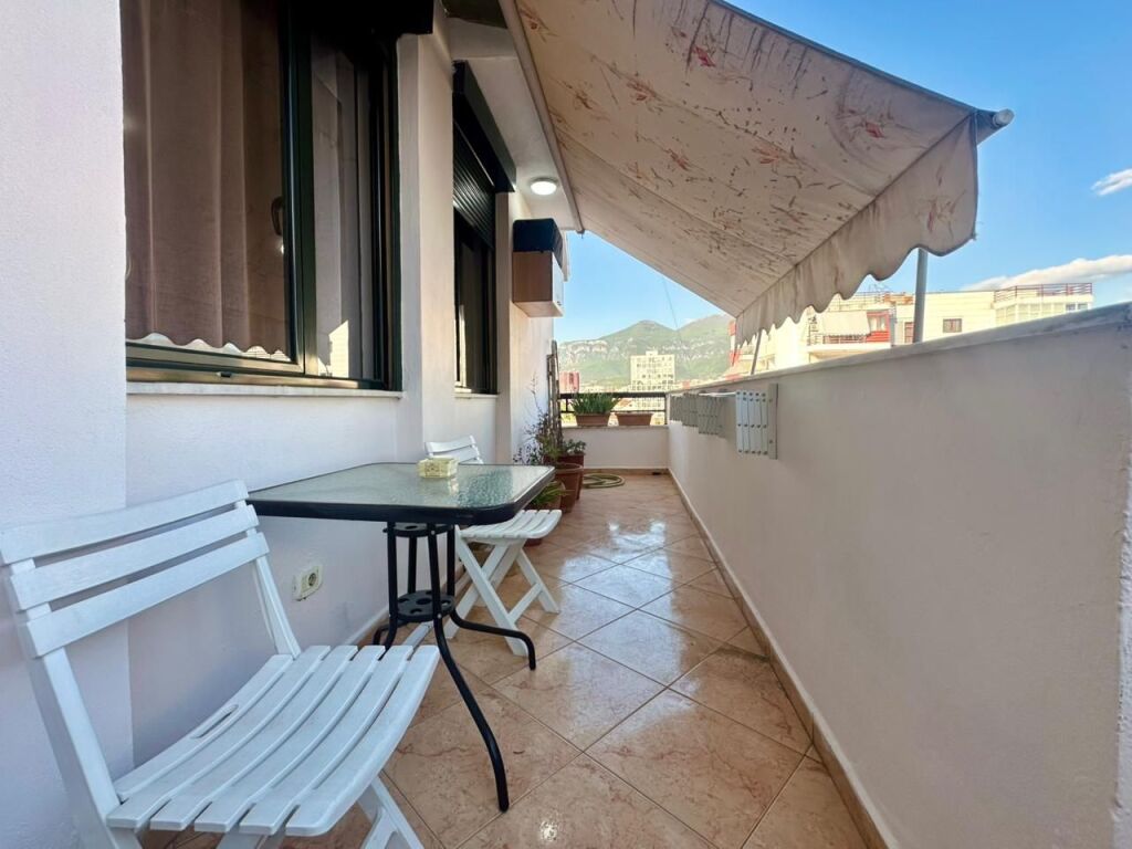 In affitto Apt 2+1+2, presso “Gjimnazi Partizani”, 800 €!