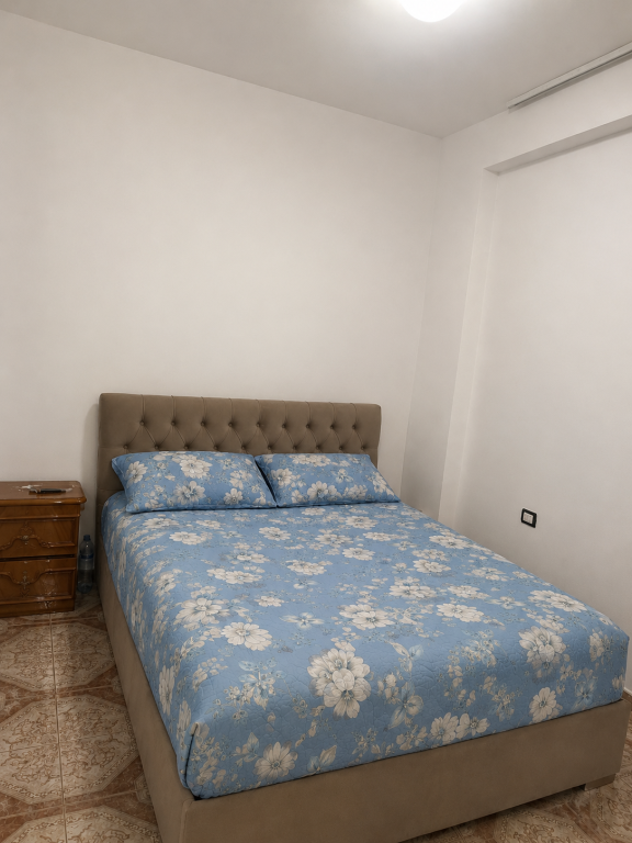 Tek Komuna Parisit ne hyrje jepet me qera apartament 1+1 !