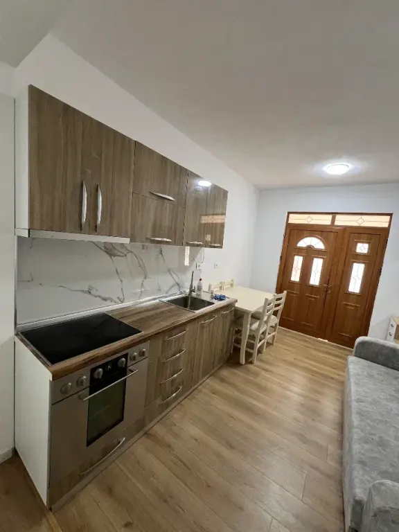 Qera | Shtëpi private 1 + 1 | Tregu Elektrik | 300 €/muaj
