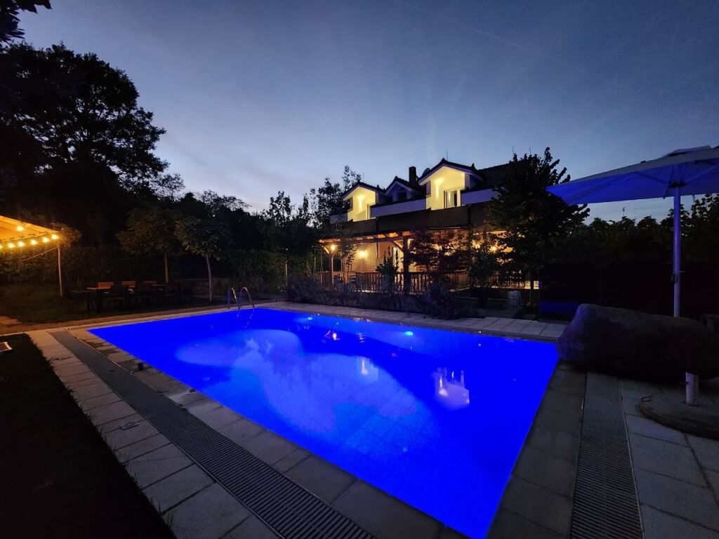 🛕SHITET:️ Vilë Magjike ✨ e Vetmja në Llojin e Saj e Dal Ndonjëherë në Treg me 5400 m² Truall dhe 300 m² Ndërtim📍( BËRZHITË - IBË ) Me Pishinë BLU 🔵