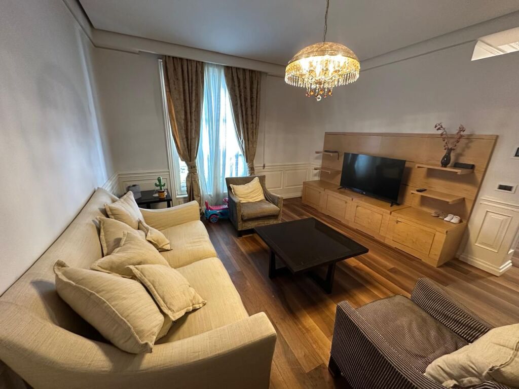 🏢Tek Pazari i Ri jepet me qera apartament 1+1,i mobiluar 700Euro (i diskutueshem)    