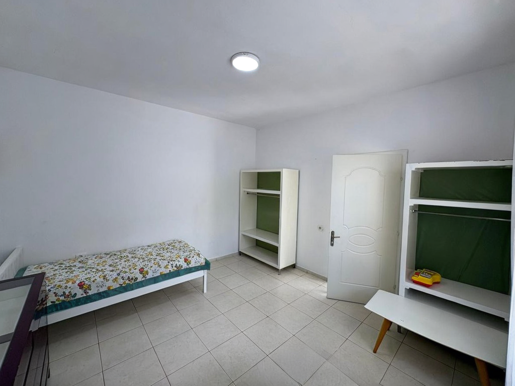 Jepet me qera shtëpi private 2+1 tek Bulevardi i Ri – pranë ish Stacionit të Trenit!
