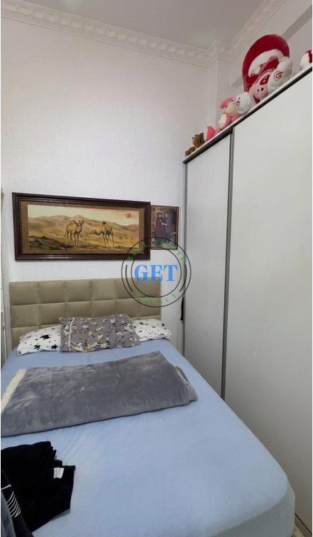 Shitet Njësi e Konvertuar në 1+1 | Plazh,Durrës  Ofrohet për shitje njësi e konvertuar në apartament 1+1, e pozicionuar në një zonë shumë të preferuar Ne Plazh,Durrës ideale për banim ose investim.  Detaje mbi pronën: • Sipërfaqe në certifikatë: 27 m² • 1 dhomë ndenjeje + kuzhinë • 1 dhome gjumi • 1 tualet • Kati i 1  Specifikime të tjera: • Ambient i vogël dhe praktik • Ndriçim natyral i mirë • E mobiluar • Akses i lehtë në hyrje/dalje të objektit • Zonë e frekuentuar në sezon veror • E përshtatshme për 1–2 persona • Mundësi përdorimi për banim të përkohshëm ose qira ditore  Për më shumë informacion ose një vizitë në pronë na kontaktoni: