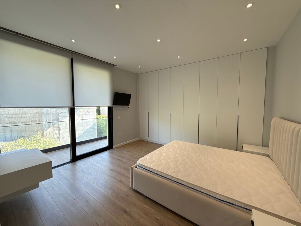 Jepet me qira vile premium tek liqeni i thate , Tirane