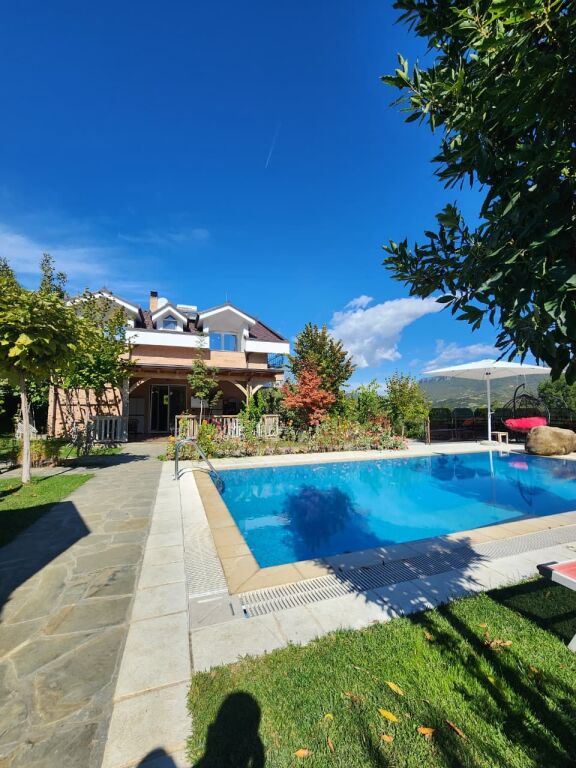 🛕SHITET:️ Vilë Magjike ✨ e Vetmja në Llojin e Saj e Dal Ndonjëherë në Treg me 5400 m² Truall dhe 300 m² Ndërtim📍( BËRZHITË - IBË ) Me Pishinë BLU 🔵