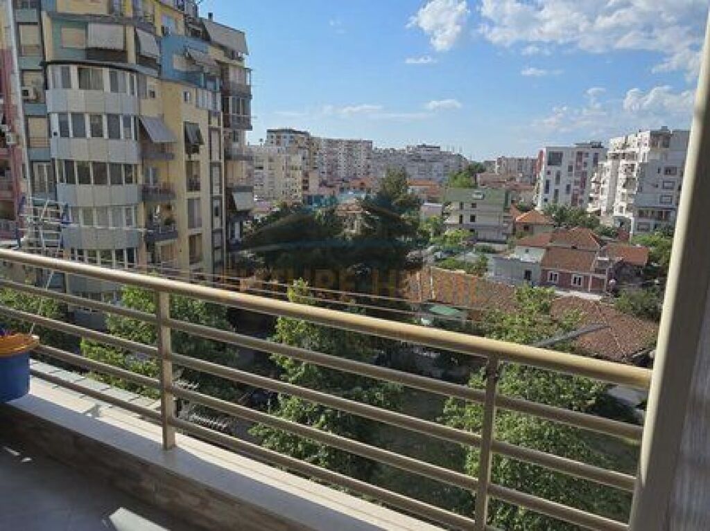 Shitet, Apartament 2+1+2, Kompleksi Prestige, Rruga Jordan Misja
