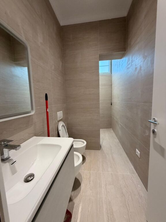 Jepet me Qira Ambient Biznesi – Stacioni iTrenit, Durrës