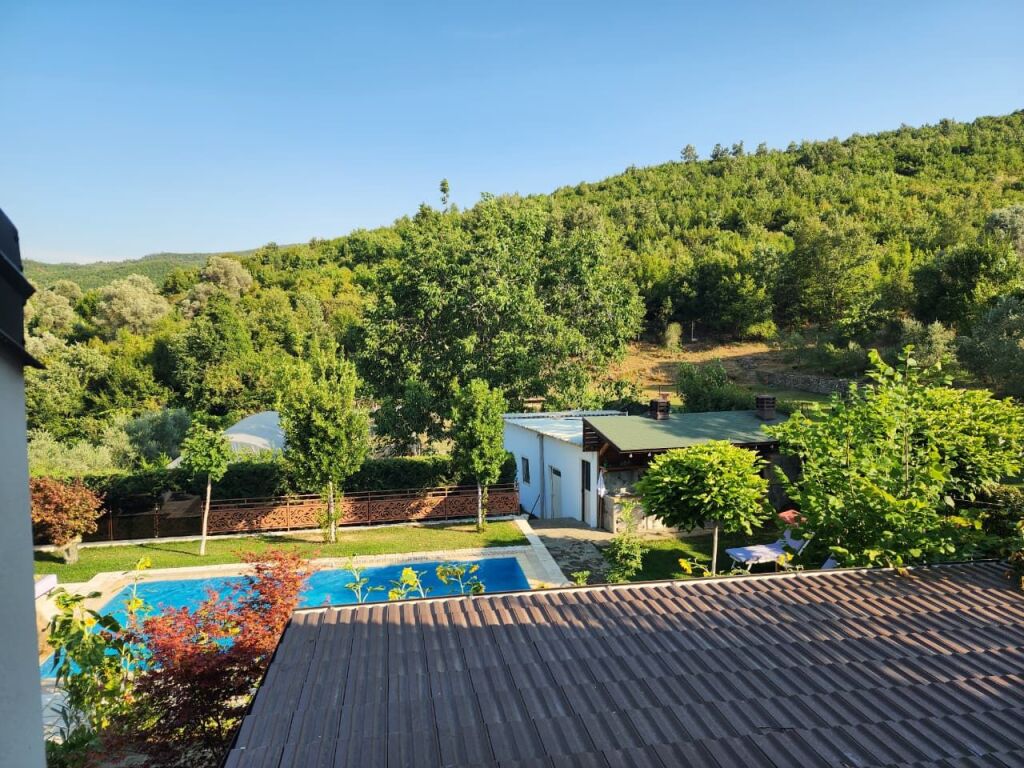 🛕SHITET:️ Vilë Magjike ✨ e Vetmja në Llojin e Saj e Dal Ndonjëherë në Treg me 5400 m² Truall dhe 300 m² Ndërtim📍( BËRZHITË - IBË ) Me Pishinë BLU 🔵