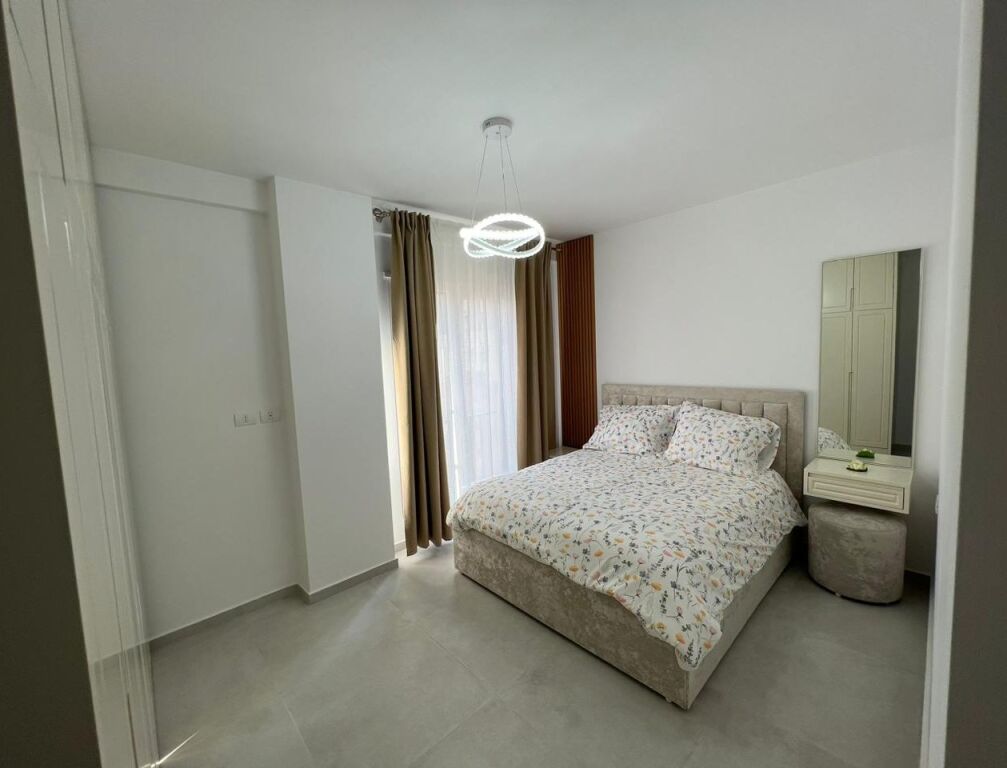 🏢Pak minuta larg“Shkolles se Kuqe”,jepet me qera apartament,2+1+2,i sapo mobiluar.1,000,000Leke