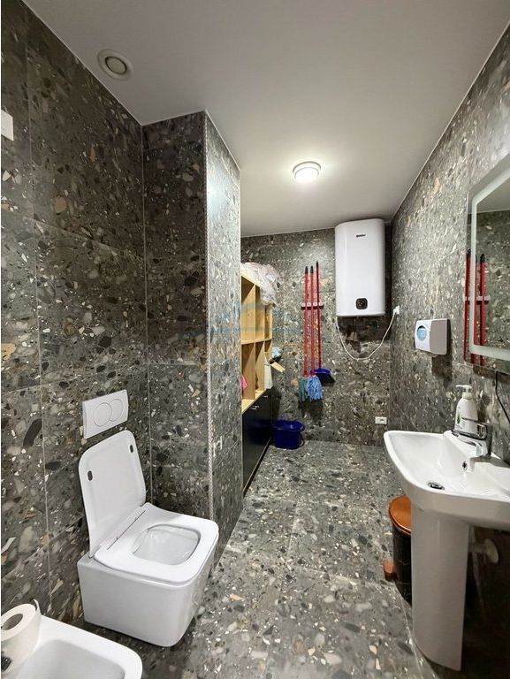 Jap ambient per zyra ne Lake View Residence