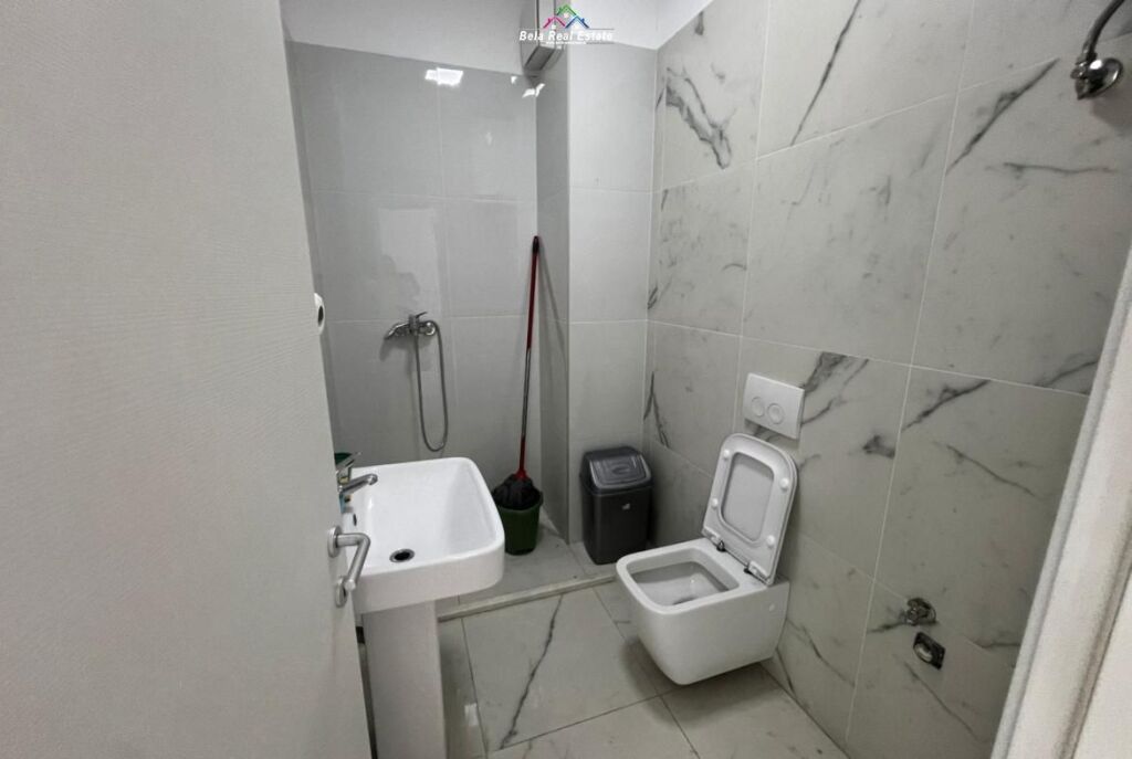 Zyre Me Qera Tek Komuna e Parisit (ID BZ2365) Tirane.
