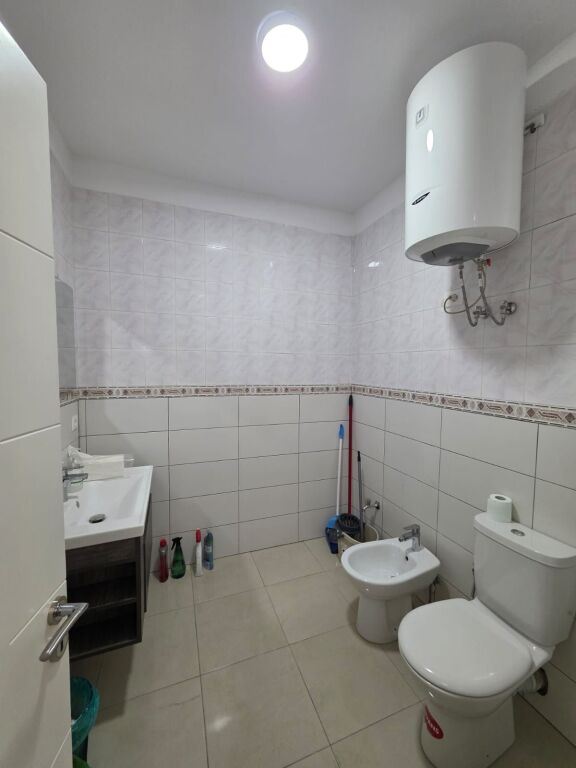 Zyrë me qira pranë Shkollës së Baletit