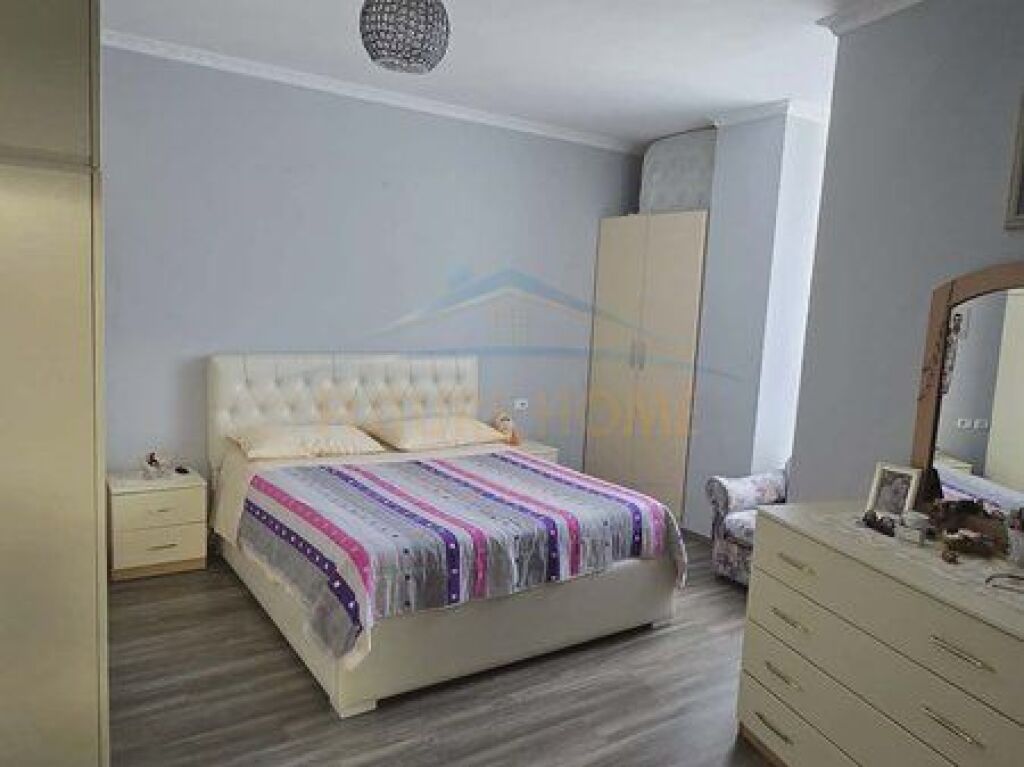 Shitet, Apartament 2+1+2, Kompleksi Prestige, Rruga Jordan Misja