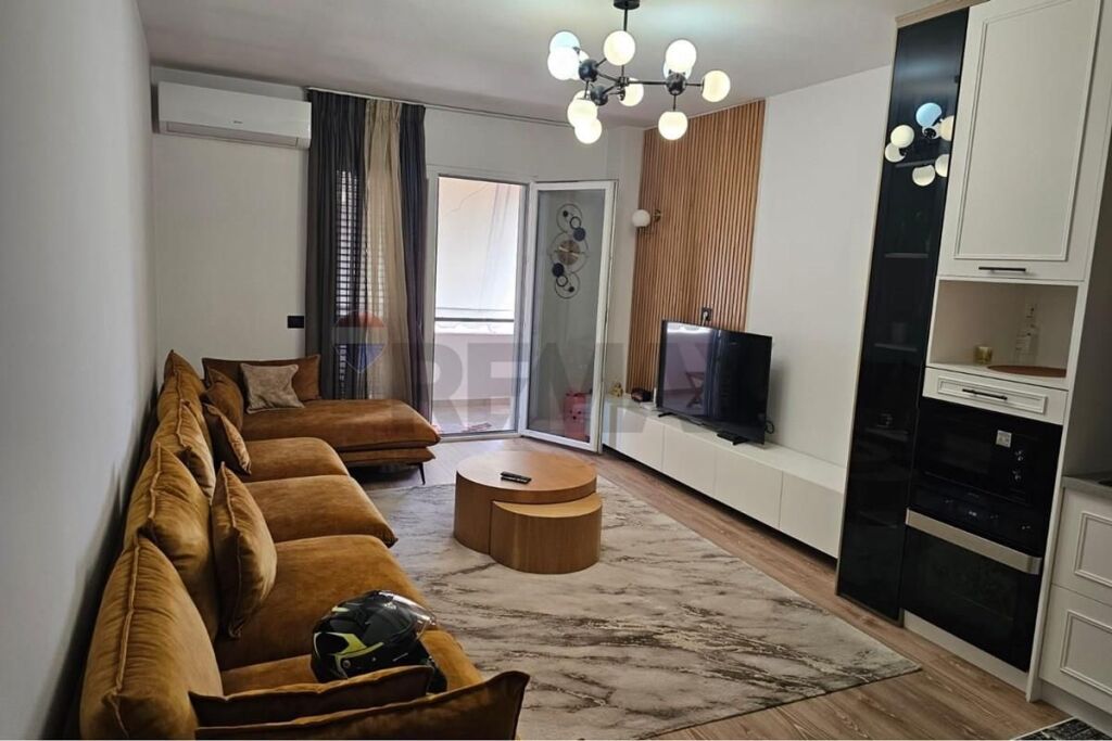 Shitet Apartament 2+1+2 ballkone në Astir