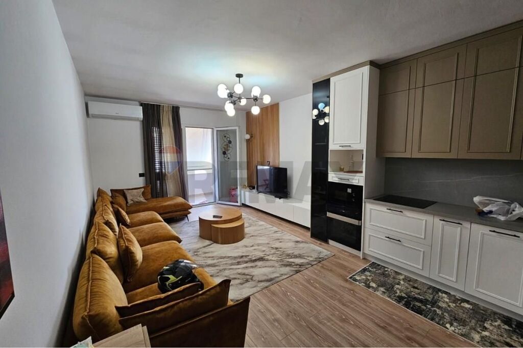 Shitet Apartament 2+1+2 ballkone në Astir