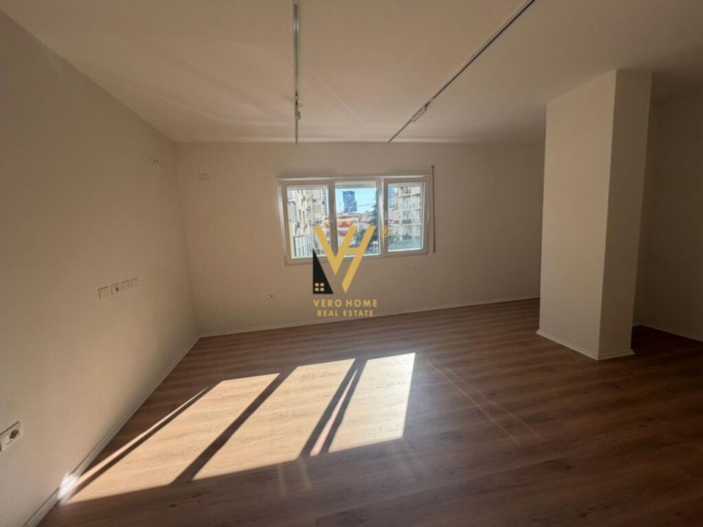 OFFICE 135 M2 FOR RENT AT PAZARI I RI 1,500 EURO
