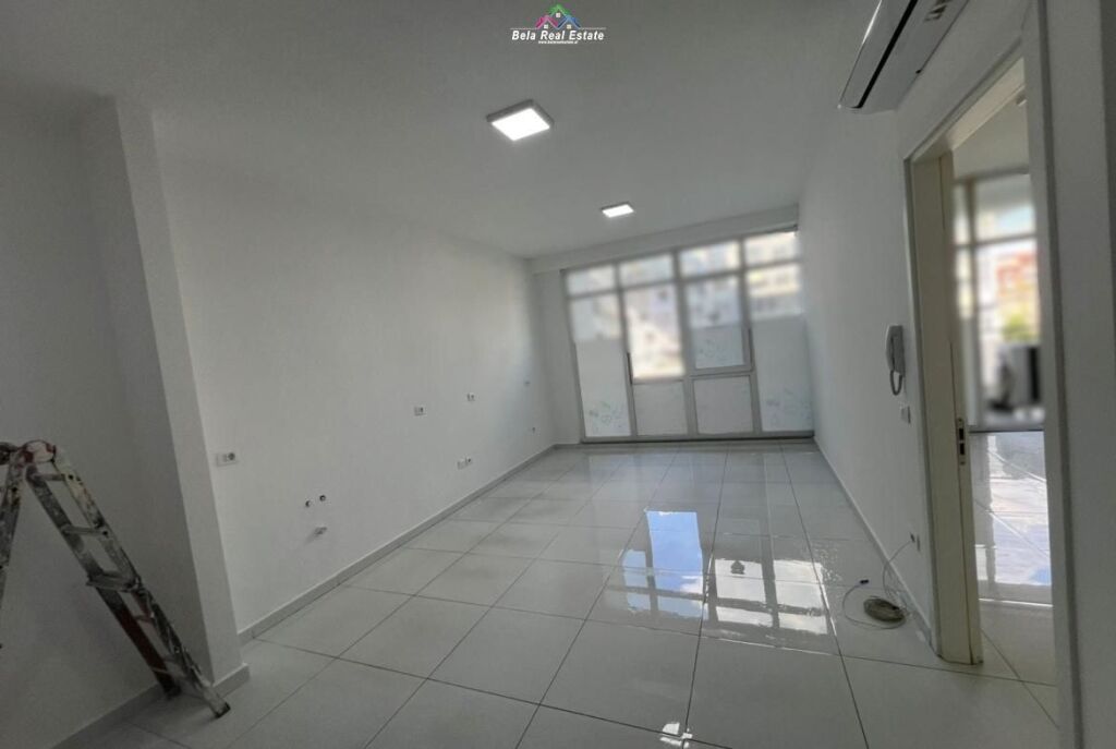 Zyre Me Qera Tek Komuna e Parisit (ID BZ2365) Tirane.