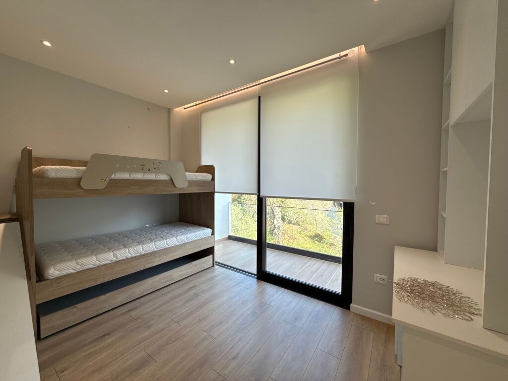 Jepet me qira vile premium tek liqeni i thate , Tirane