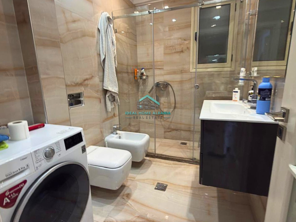 Apartament 2+1 në shitje te Lungomare, Vlorë