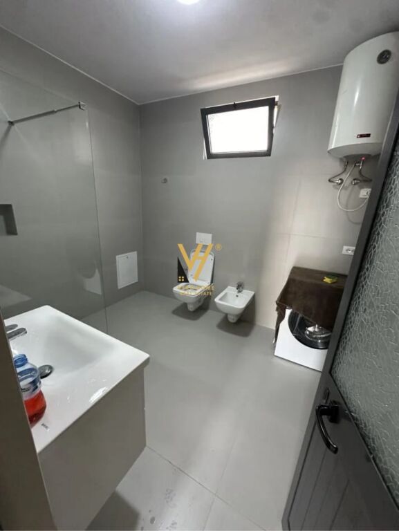 JEPET HYRJE 2+1 ME QIRA NE SHKOZE 400 EURO