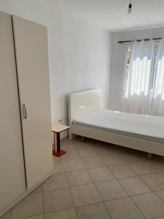 1+1,i mobiluar te vila L astir,350 mije leke