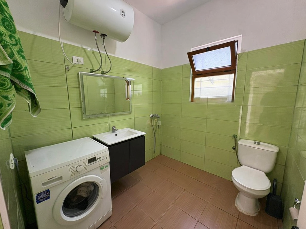 Jepet me qera shtëpi private 2+1 tek Bulevardi i Ri – pranë ish Stacionit të Trenit!