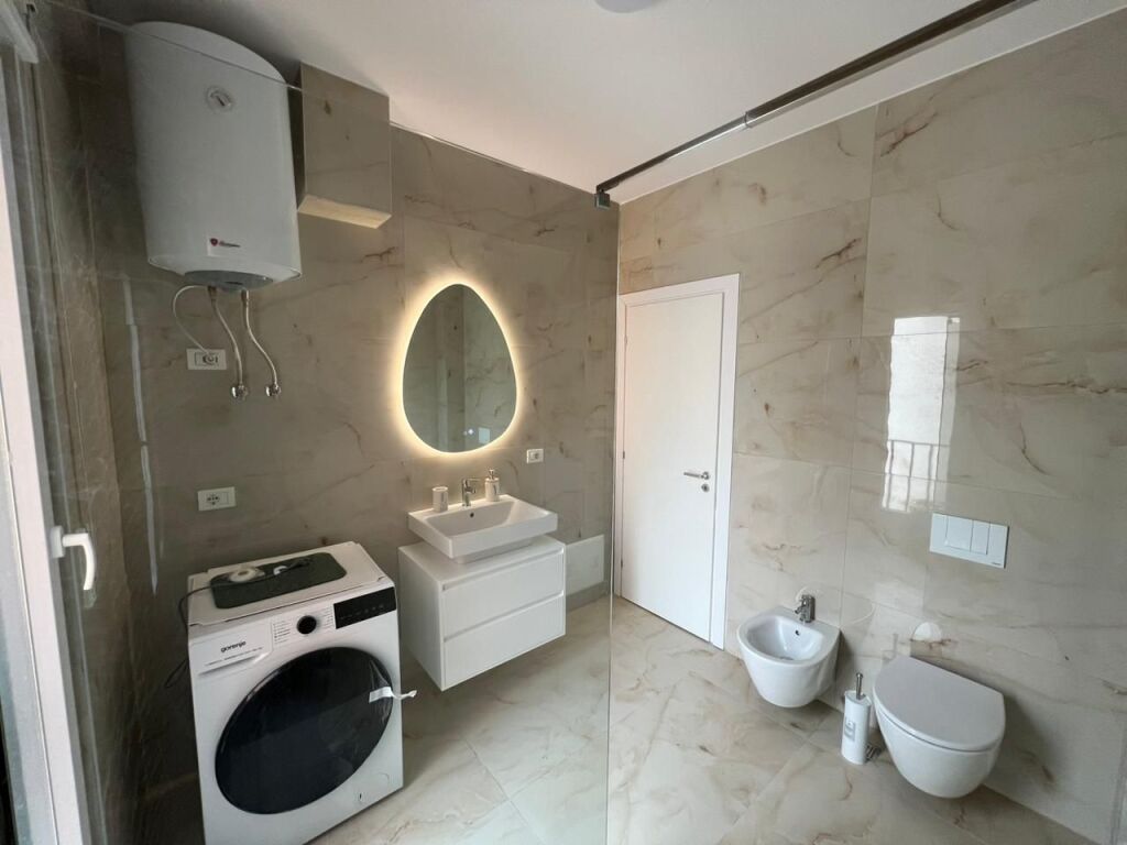 🏢Pak minuta larg“Shkolles se Kuqe”,jepet me qera apartament,2+1+2,i sapo mobiluar.1,000,000Leke