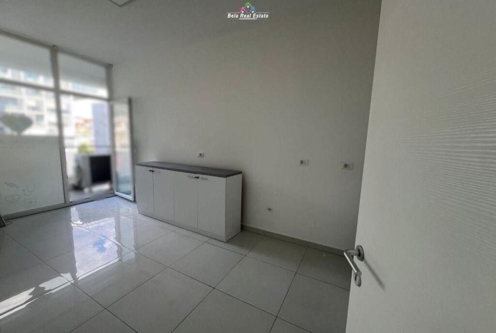 Zyre Me Qera Tek Komuna e Parisit (ID BZ2365) Tirane.
