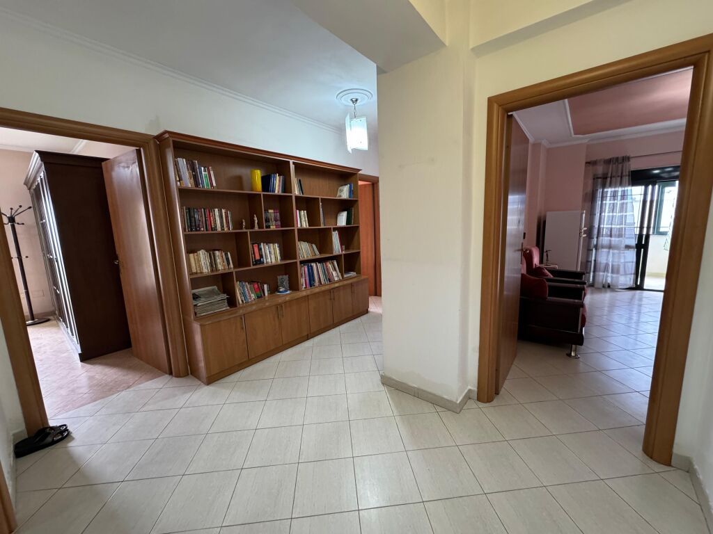 Shitet Apartament 3+1+2+2 ballkone Okazion