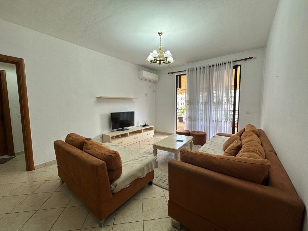Jepet Me Qera Apartament 3+2 Tualete +2 Ballkone