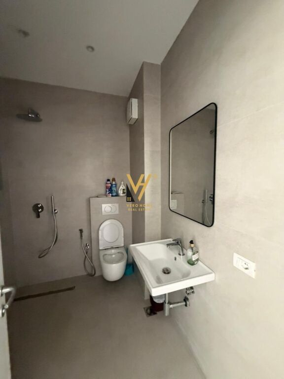 OFFICE 135 M2 FOR RENT AT PAZARI I RI 1,500 EURO