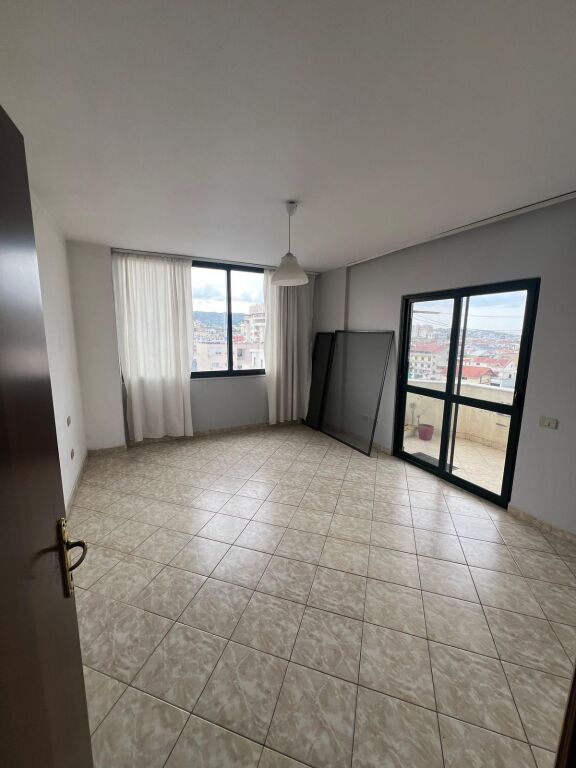 🏡 Jepet me qera, Apartament 2+1 + 2 Ballkone, Pranë Stadiumit – Durrës.