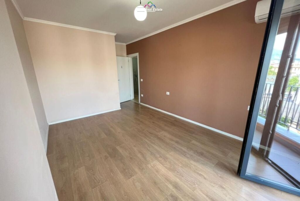 Zyre Me Qera 2+1 Tek Kompleksi Zirkon (ID BZ2972) Tirane