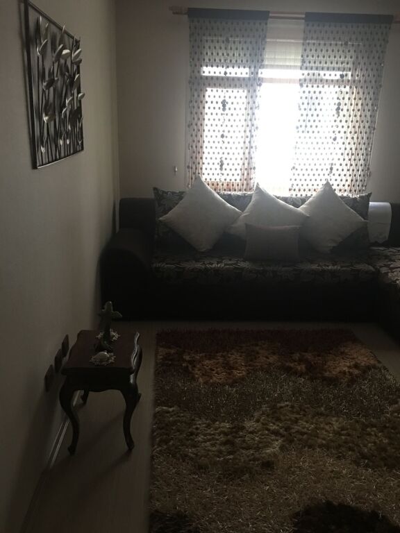 Tek Komuna Parisit ne hyrje jepet me qera apartament 1+1 !