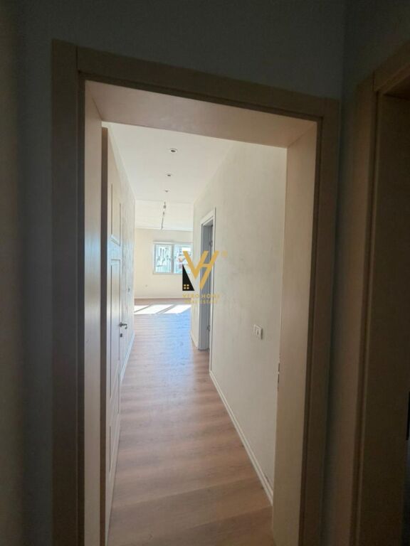 OFFICE 135 M2 FOR RENT AT PAZARI I RI 1,500 EURO
